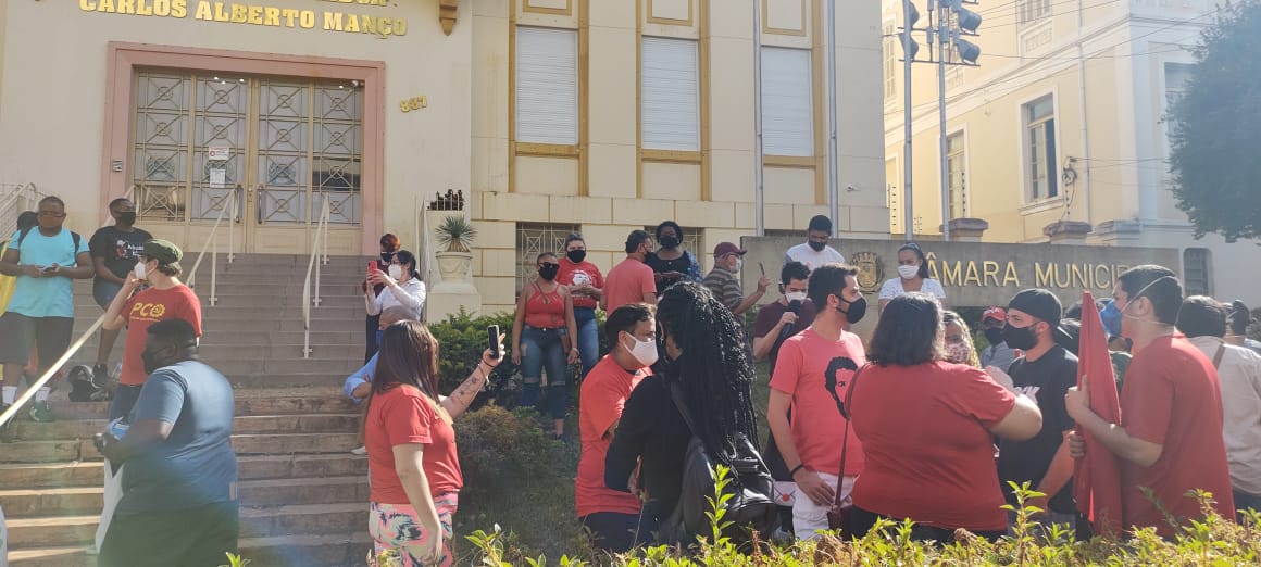 Foto 3 de 8 — Manifestantes se aglomeram na Câmara contra o pedido de impeachment de Edinho Silva